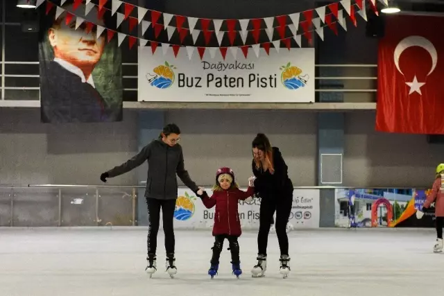 Antalya Nin Cocuklari Buzda Kaymayi Ogreniyor Antalya