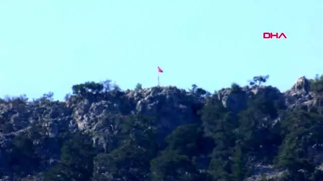 Antalya şehitler için dağa çıkıp türk bayrağı diktiler Antalya şehitler için dağa çıkıp türk bayrağı diktiler