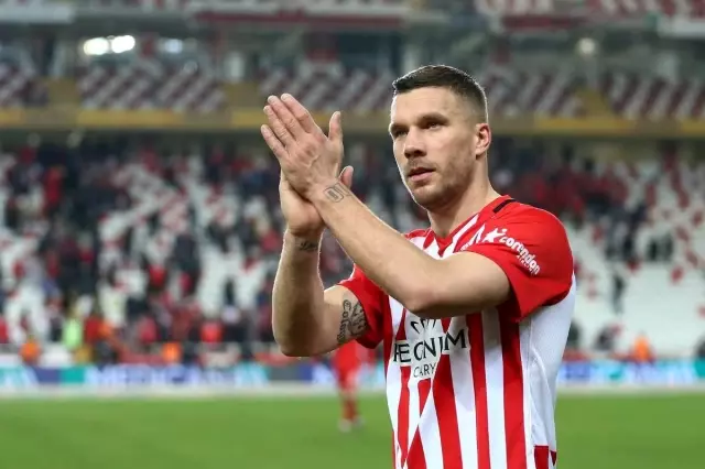 Antalyasporlu Podolski, sosyal medya paylaşımlarıyla da gönüllere giriyor Antalyasporlu Podolski, sosyal medya paylaşımlarıyla da gönüllere giriyor