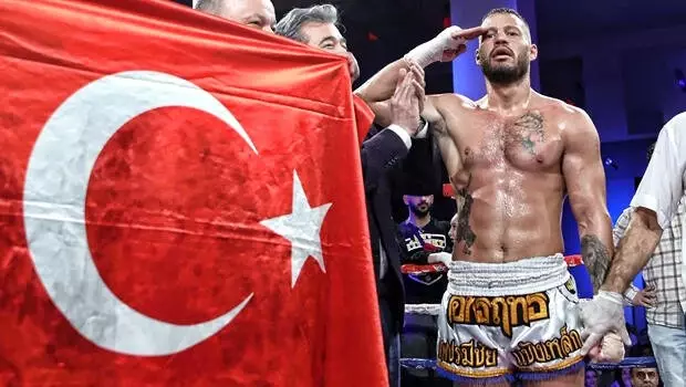 Avatar Atakan'dan ringde asker selamı Avatar Atakan'dan ringde asker selamı