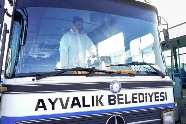 Ayvalık Belediyesi araçlarına 'Korona Virüs' dezenfektesi Ayvalık Belediyesi araçlarına 'Korona Virüs' dezenfektesi