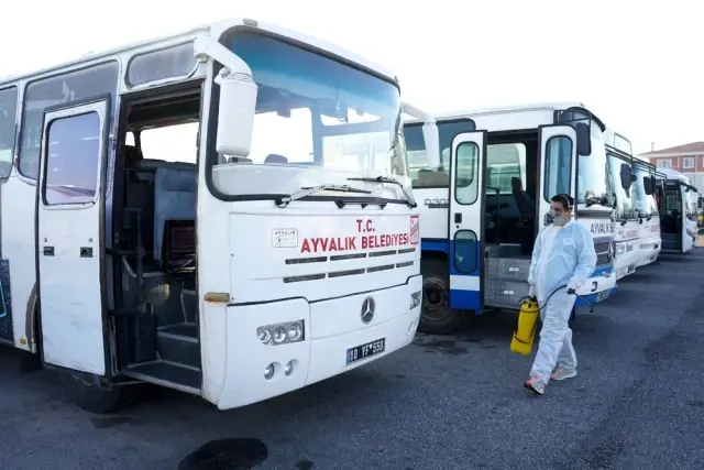 Ayvalık Belediyesi araçlarına 'Korona Virüs' dezenfektesi Ayvalık Belediyesi araçlarına 'Korona Virüs' dezenfektesi
