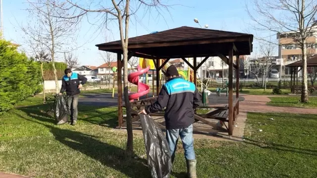 Başiskele'de park ve bahçelerde mıntıka temizliği devam ediyor Başiskele'de park ve bahçelerde mıntıka temizliği devam ediyor
