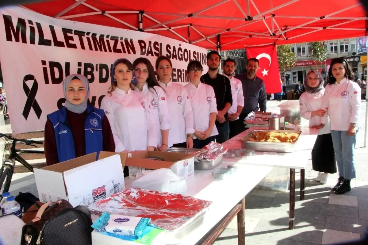 Devrek'te üniversiteli öğrenciler şehitler için helva dağıttı