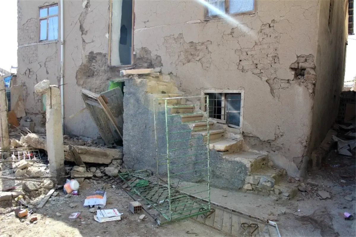 Elazığ'da hasarlı kerpiç evin balkonu yıkıldı: 1 ölü