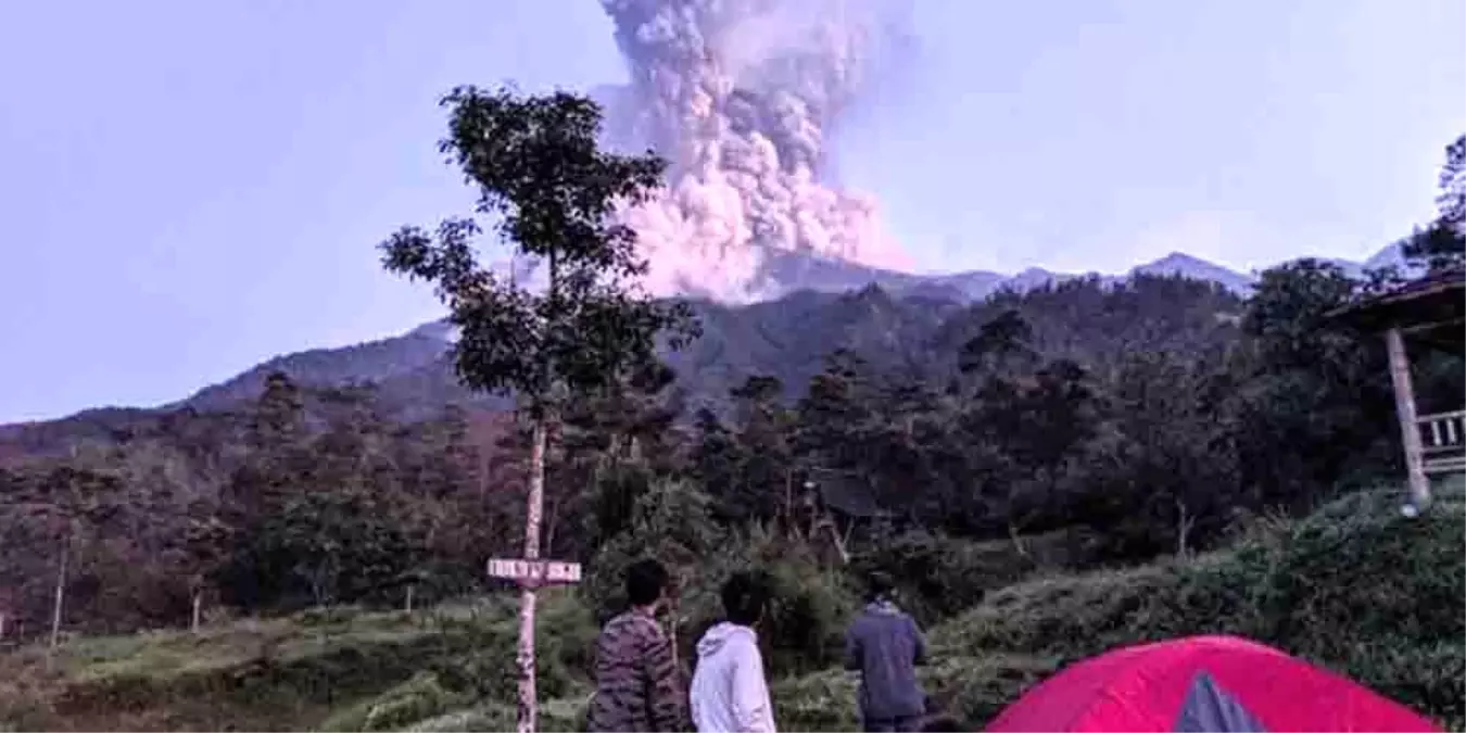 Endonezya'da Merapi Yanardağı'nda patlama