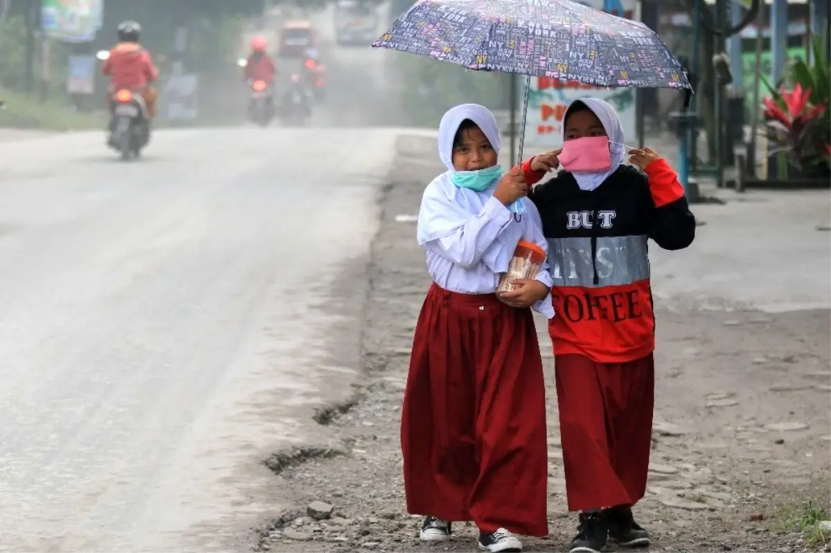 Endonezya'da Merapi Yanardağı'nda patlama
