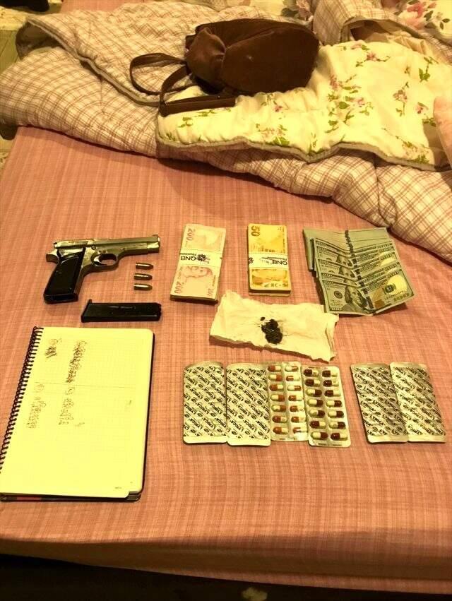 Fuhuş operasyonunda, oyuncak ayının içinden binlerce lira ve tabanca çıkarıldı.