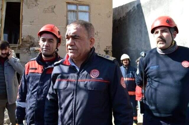 Hasar gören evine anten almak için giren depremzede, binadaki çökme sonucu hayatını kaybetti.