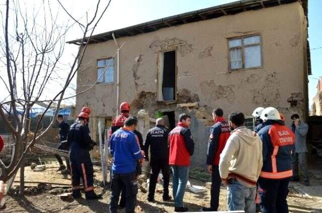 Hasar gören evine anten almak için giren depremzede, binadaki çökme sonucu hayatını kaybetti.