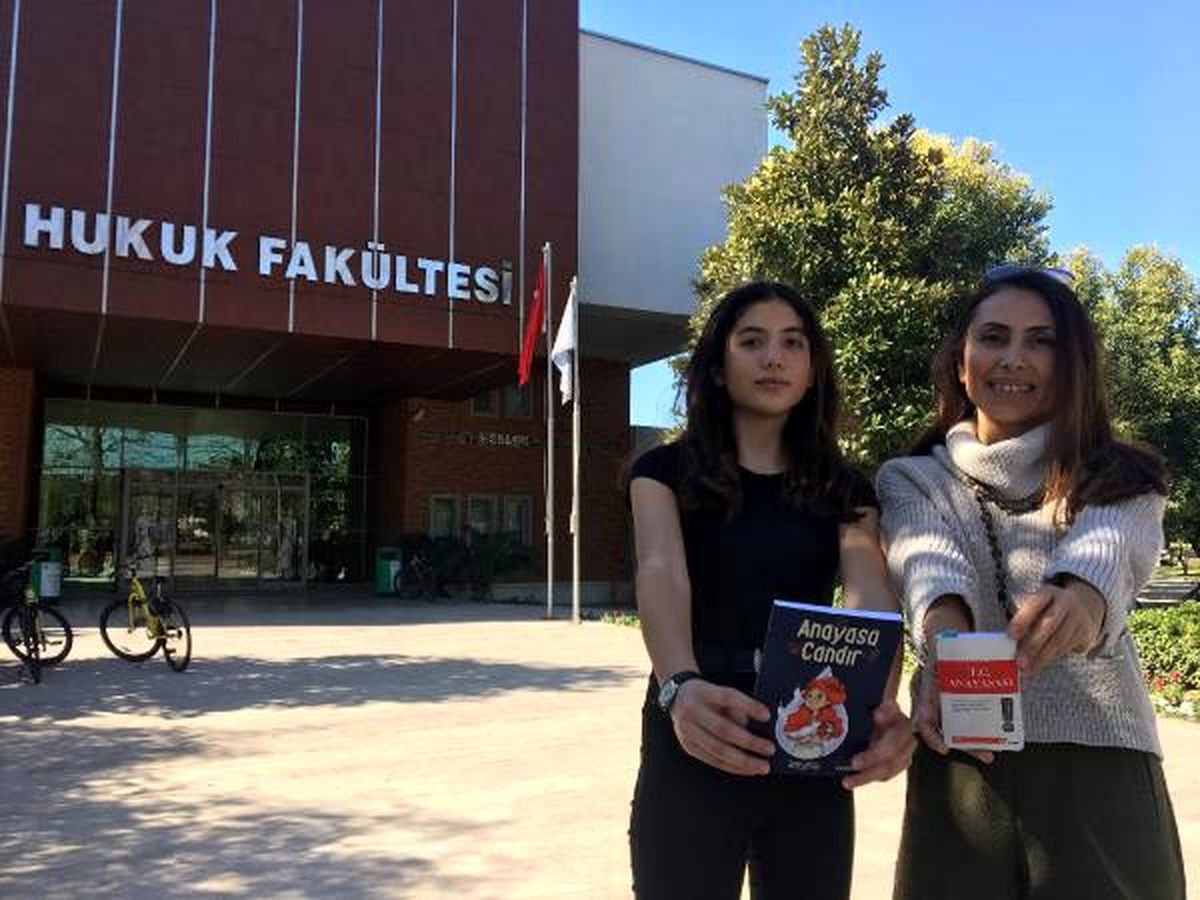 Hukuk profesörü, 'Anayasa'yı roman kurgusunda kitaplaştırdı