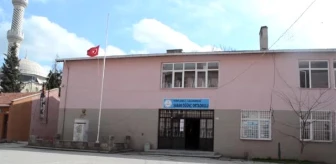 İki öğrenci yarıya indirilmiş Türk bayrağını selamlayıp göndere çekti