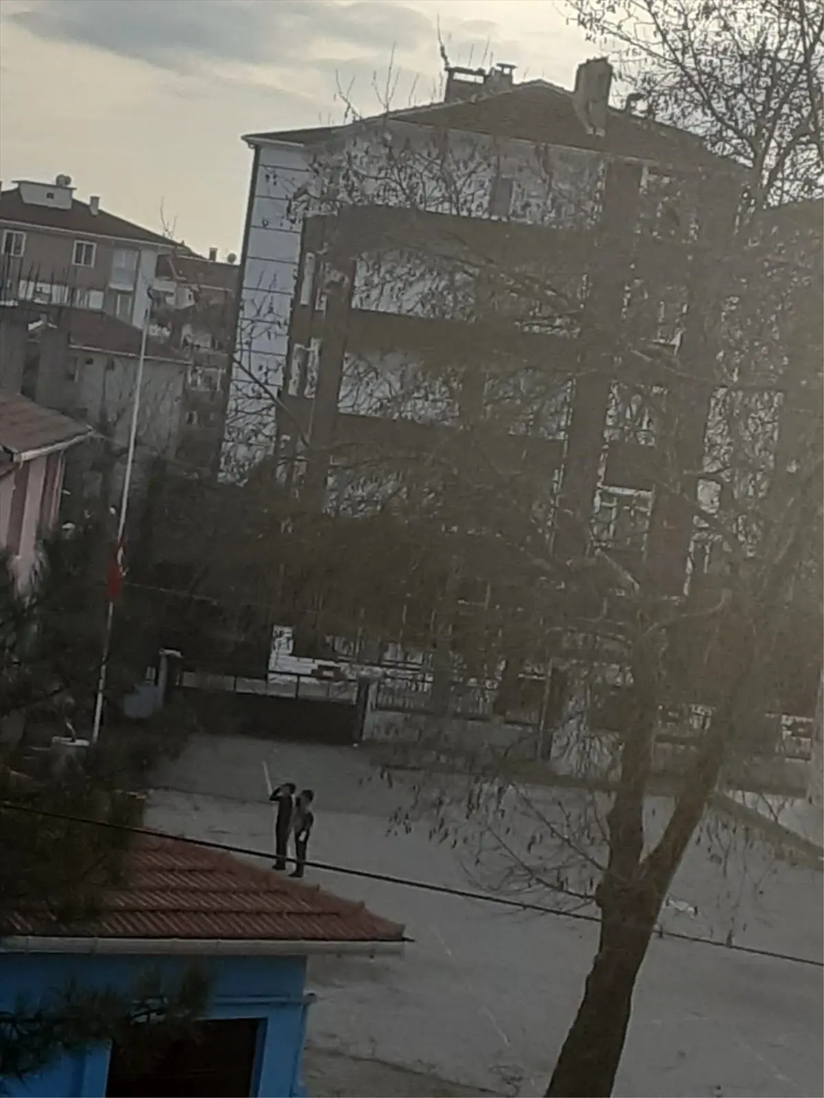 Kırklareli'nde iki öğrenci yarıya indirilmiş Türk bayrağını selamlayıp göndere çekti