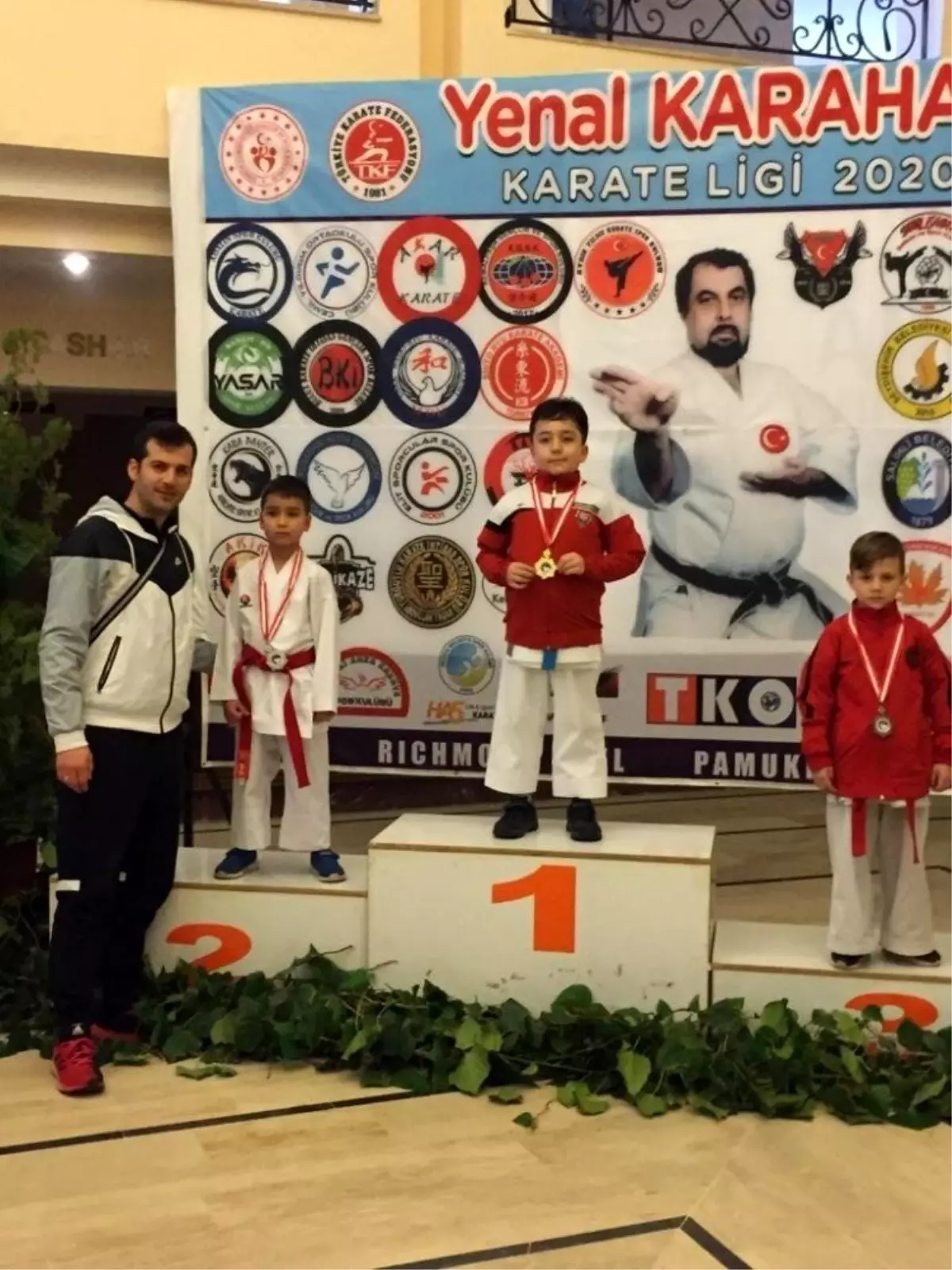Küçük karateciler dereceleriyle göz doldurdu