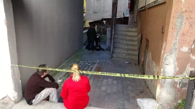 Misafir olduğu evin önünde kanlar içinde ölü bulundu.