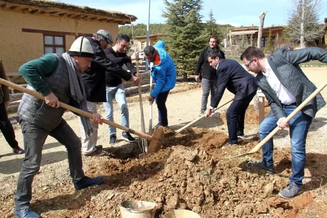 Müslüm Gürses'in ismi Şükran Köyü'nde dikilen çınar ve büstüyle yaşatılacak Müslüm Gürses'in ismi Şükran Köyü'nde dikilen çınar ve büstüyle yaşatılacak