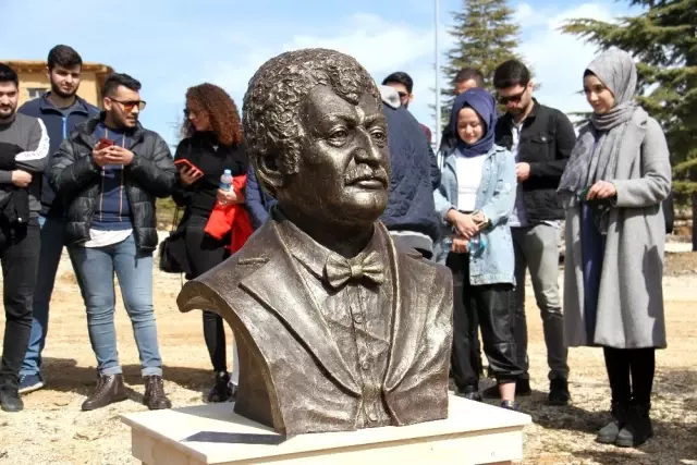 Müslüm Gürses'in ismi Şükran Köyü'nde dikilen çınar ve büstüyle yaşatılacak Müslüm Gürses'in ismi Şükran Köyü'nde dikilen çınar ve büstüyle yaşatılacak