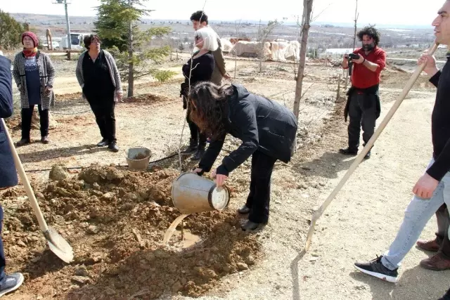 Müslüm Gürses'in ismi Şükran Köyü'nde dikilen çınar ve büstüyle yaşatılacak Müslüm Gürses'in ismi Şükran Köyü'nde dikilen çınar ve büstüyle yaşatılacak