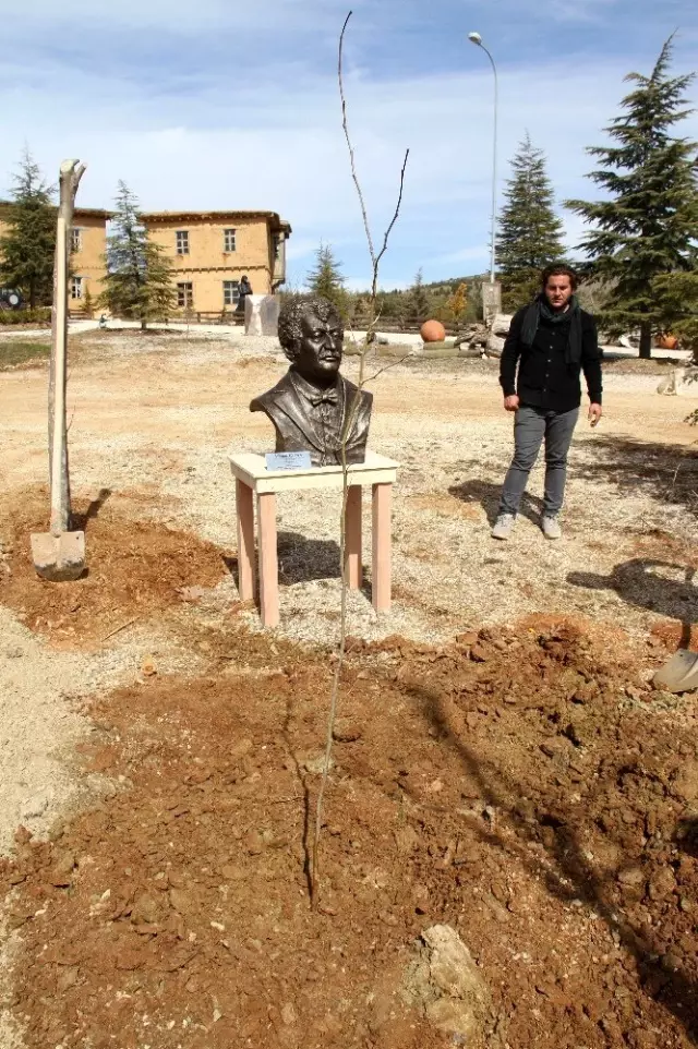 Müslüm Gürses'in ismi Şükran Köyü'nde dikilen çınar ve büstüyle yaşatılacak Müslüm Gürses'in ismi Şükran Köyü'nde dikilen çınar ve büstüyle yaşatılacak