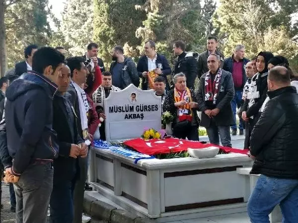 Müslüm Gürses mezarı başında anıldı Müslüm Gürses mezarı başında anıldı