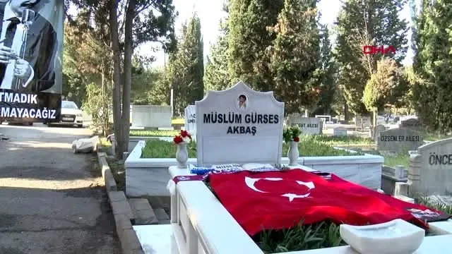 Müslüm gürses mezarı başında anıldıd Müslüm gürses mezarı başında anıldıd