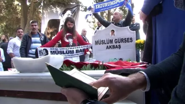 Müslüm Gürses vefatının 7'nci yılında mezarı başında anıldı Müslüm Gürses vefatının 7'nci yılında mezarı başında anıldı