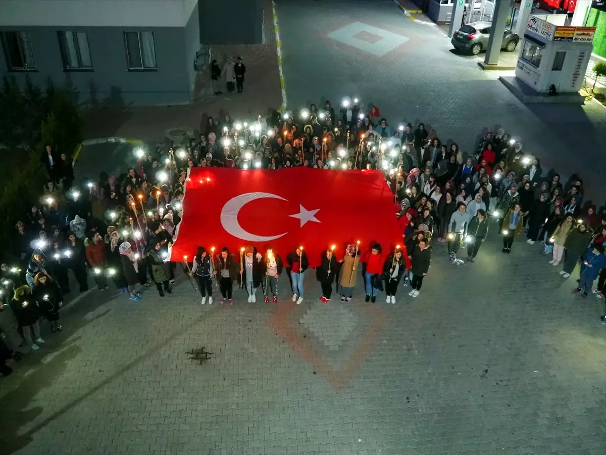 Öğrenciler yurt ışıklarıyla 'Mehmetçik' yazdı