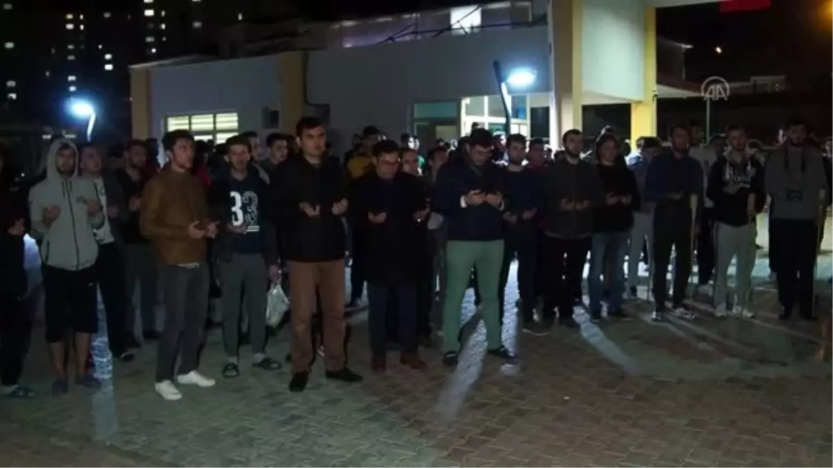 Öğrenciler yurt ışıklarıyla 'Mehmetçik' yazdı