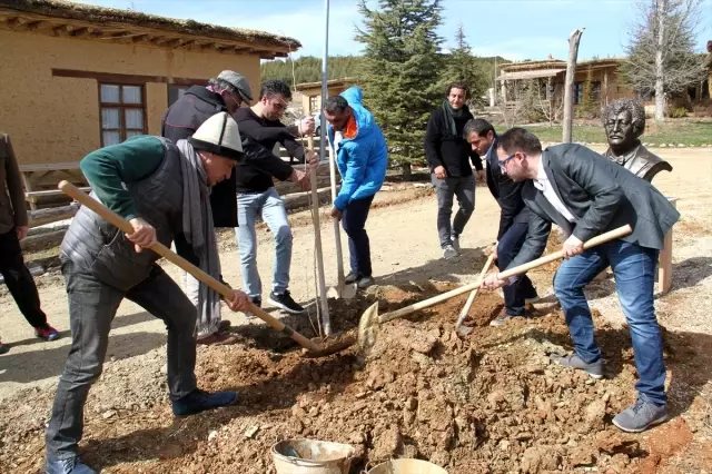 Sanatçıların köyünde Müslüm Gürses için çınar fidanı dikildi Sanatçıların köyünde Müslüm Gürses için çınar fidanı dikildi