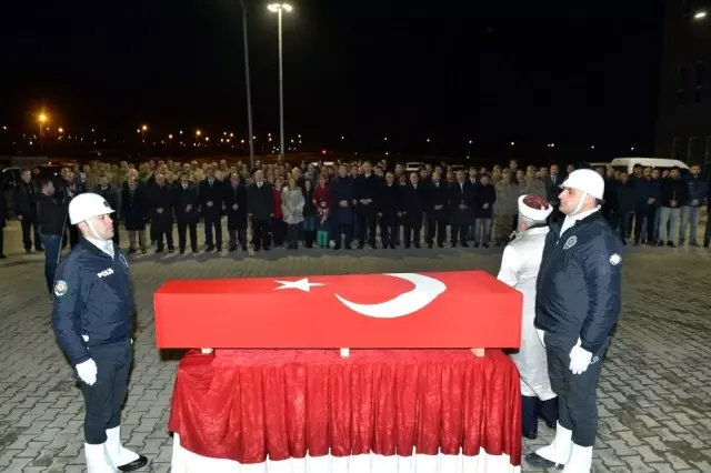 Şehit gümrük memurunun naaşı memleketi Mersin'e gönderildi Şehit gümrük memurunun naaşı memleketi Mersin'e gönderildi