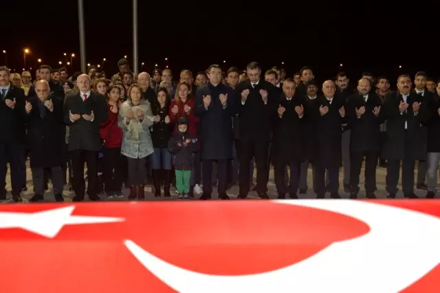 Şehit gümrük memurunun naaşı memleketi Mersin'e gönderildi Şehit gümrük memurunun naaşı memleketi Mersin'e gönderildi