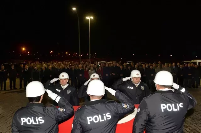 Şehit gümrük memurunun naaşı memleketi Mersin'e gönderildi Şehit gümrük memurunun naaşı memleketi Mersin'e gönderildi
