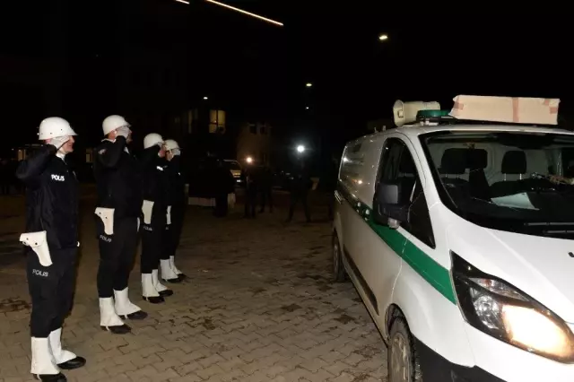 Şehit gümrük memurunun naaşı memleketi Mersin'e gönderildi Şehit gümrük memurunun naaşı memleketi Mersin'e gönderildi