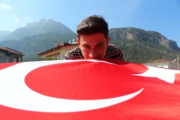Şehitler için dağa çıkıp, Türk bayrağı diktiler Şehitler için dağa çıkıp, Türk bayrağı diktiler