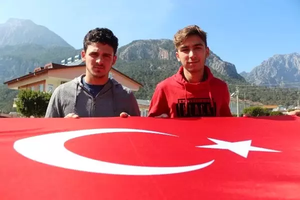Şehitler için dağa çıkıp, Türk bayrağı diktiler Şehitler için dağa çıkıp, Türk bayrağı diktiler