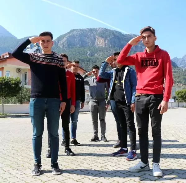 Şehitler için dağa çıkıp, Türk bayrağı diktiler Şehitler için dağa çıkıp, Türk bayrağı diktiler