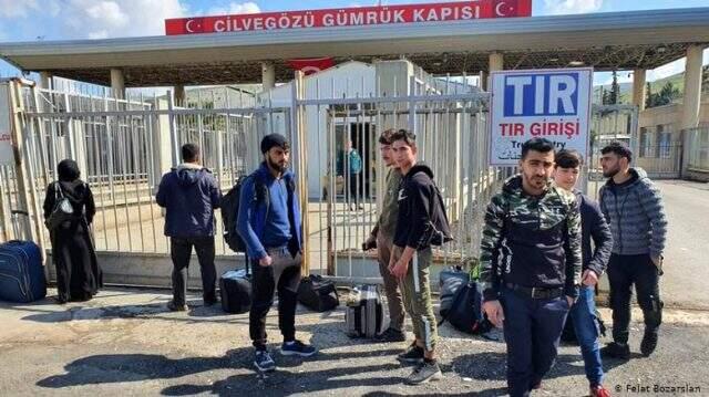 Suriyeli mülteciler gönüllü asker olmak için askerlik şubesine dilekçe verdi.