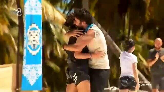 Survivor'da Tayfun ve Nisa arasında dikkat çeken yakınlaşma