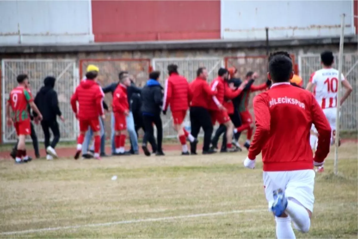 Tekmelerin havada uçuştuğu maçta sadece bir futbolcu disiplin kuruluna sevk edildi