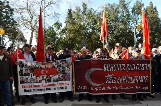 Türkiye Mehmetçik için tek yürek oldu Türkiye Mehmetçik için tek yürek oldu