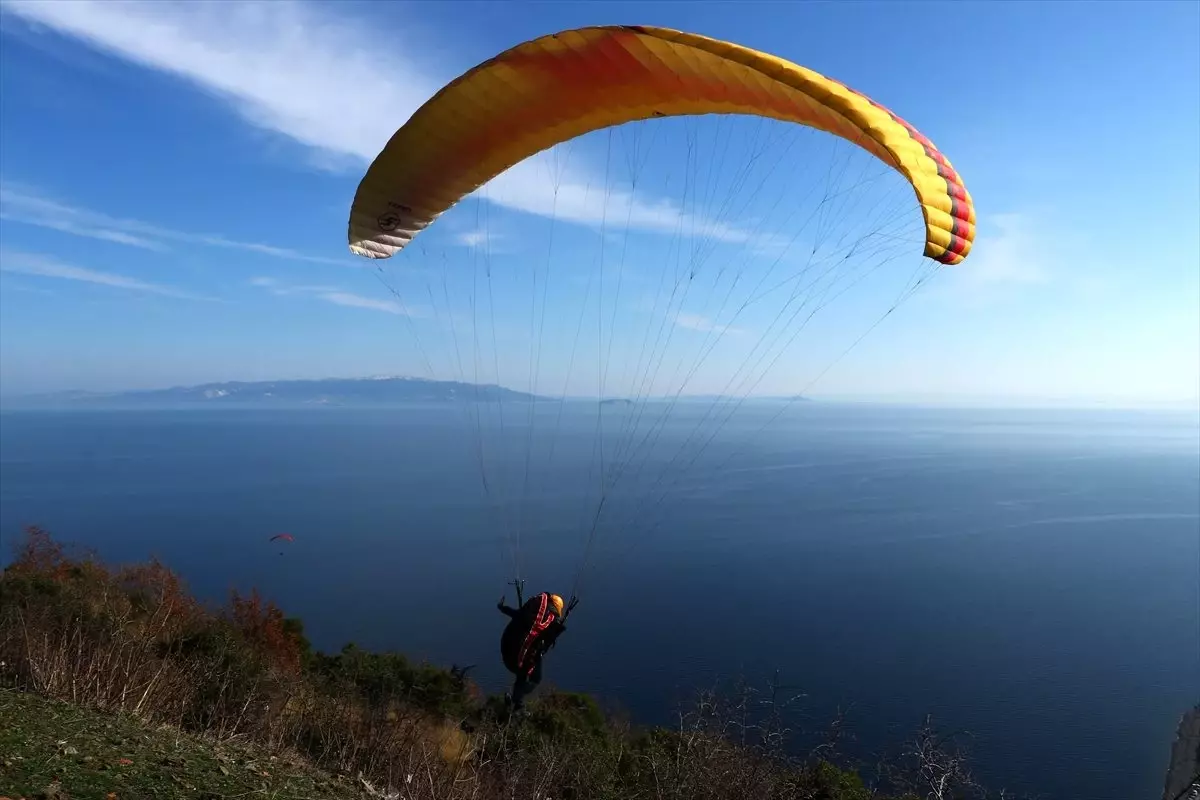Uçmakdere'de adrenalin tutkunlarının yamaç paraşüt keyfi
