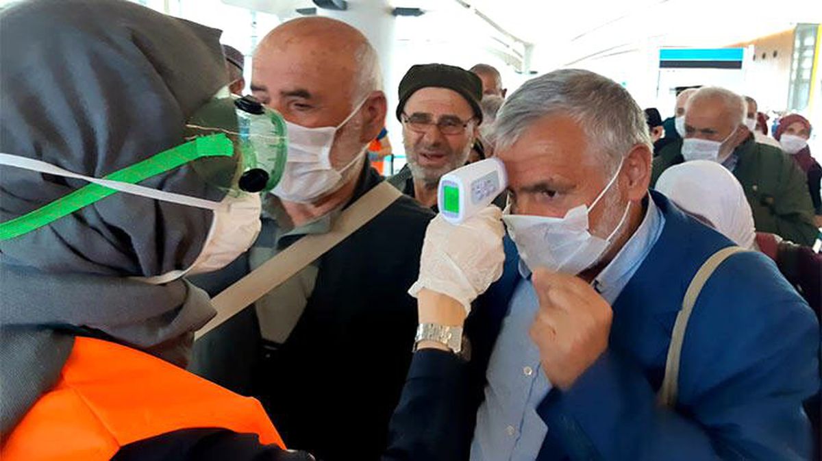 Umreden gelen yolculara İstanbul Havalimanı'nda koronavirüs kontrolü yapıldı