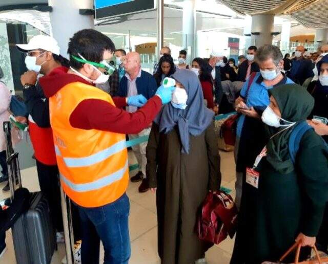 Umreden gelen yolculara İstanbul Havalimanı'nda koronavirüs kontrolü yapıldı