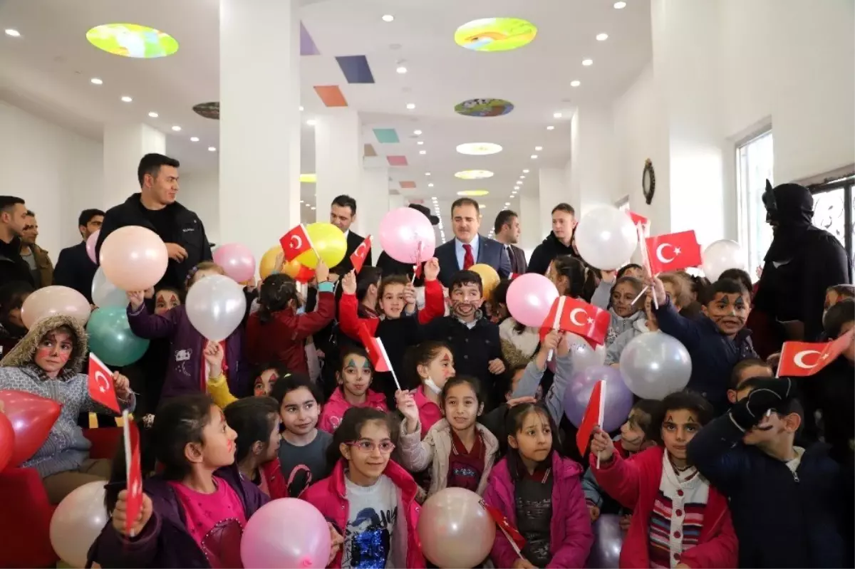 Vali Akbıyık, çocuklarla zeka oyunu oynadı