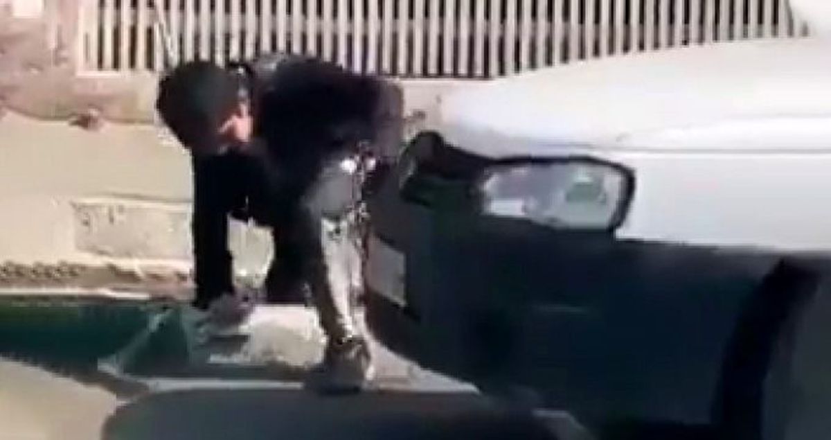 Koronavirüs taşıdığı düşünülen 10 yaşındaki çocuğun yere yığıldığı anlar, izleyenleri korkuttu