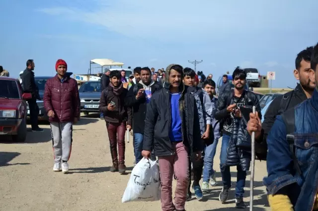 Sınırı geçen göçmen: Vurmasınlar diye çocukları hususi havaya kaldırdık, yine vurdular.