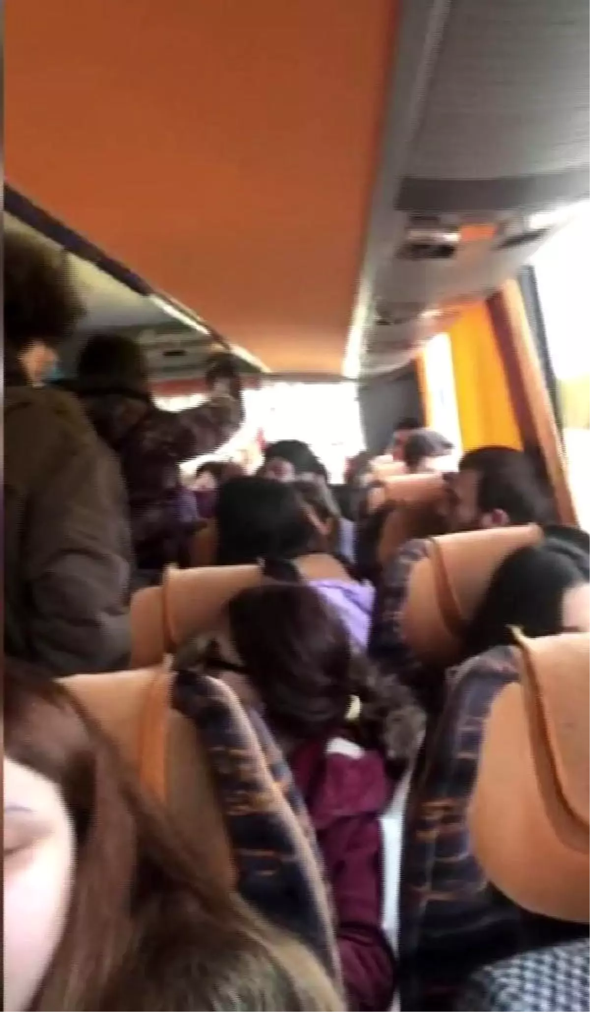 Yolcu Otobusunde Ogrencilerle Ucret Tartismasi Kamerada Haberler Com Guncel