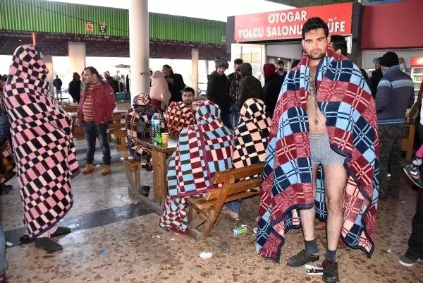 Yunan polisi göçmenleri dövdü, paralarını çalıp çıplak halde Türkiye'ye yolladı.
