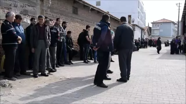 Akhisar'da kazada hayatını kaybeden işçiler toprağa verildi Akhisar'da kazada hayatını kaybeden işçiler toprağa verildi