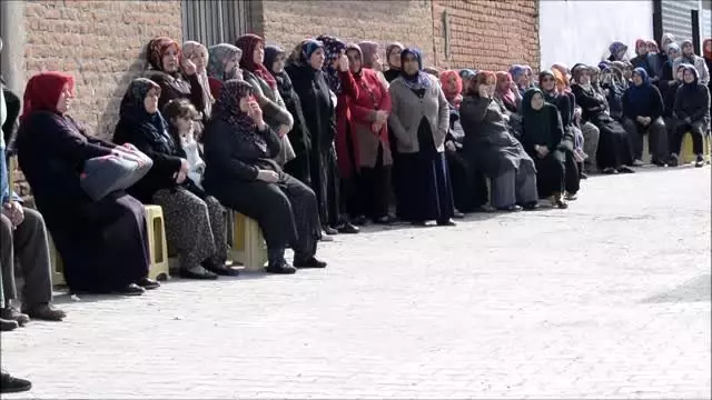 Akhisar'da kazada hayatını kaybeden işçiler toprağa verildi Akhisar'da kazada hayatını kaybeden işçiler toprağa verildi
